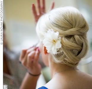 Wedding hairstyles using fresh flowers